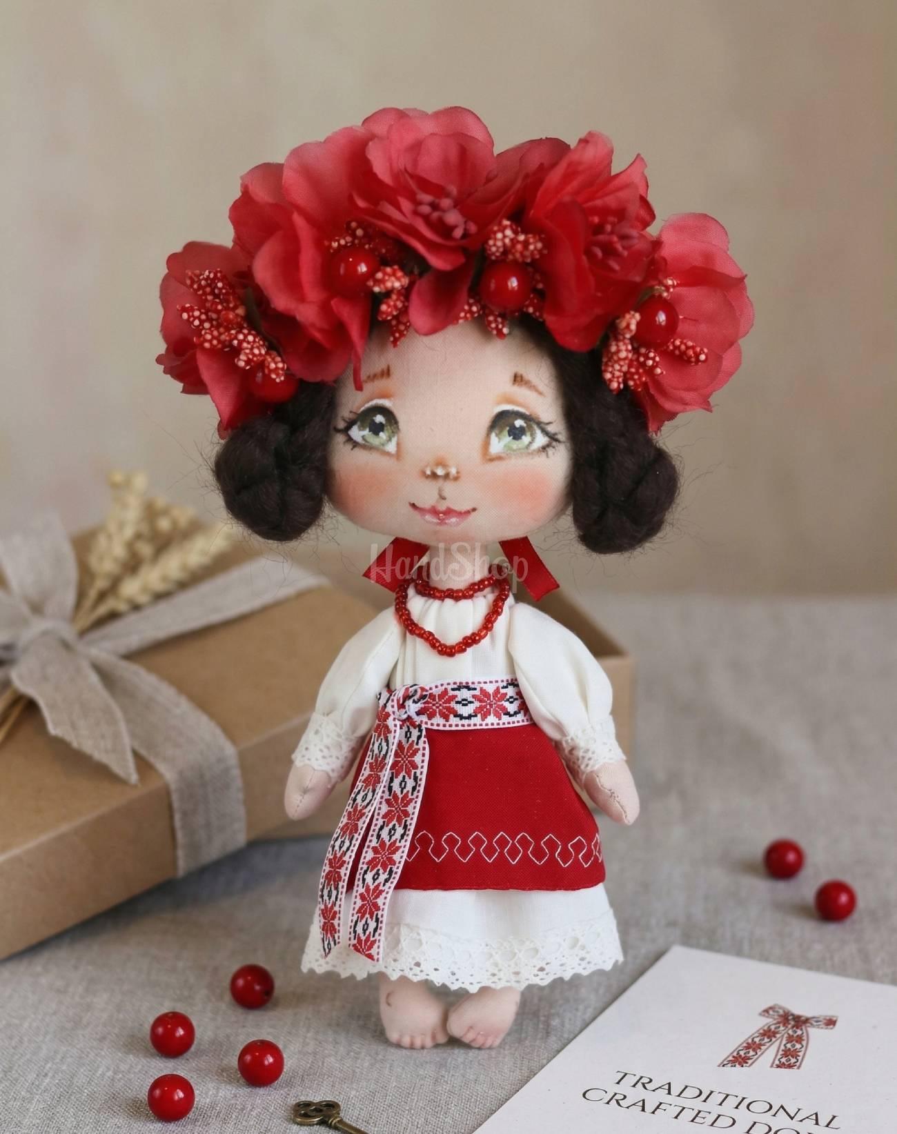 Сувенірна лялька україночка у сукні з червоним віночком Сувенірна лялька україночка у сукні з червоним віночком