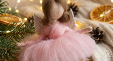 Лялька ангел підвіска з крильцями - ніжний подарунок у техніці валяння для дітей та дорослих дівчат