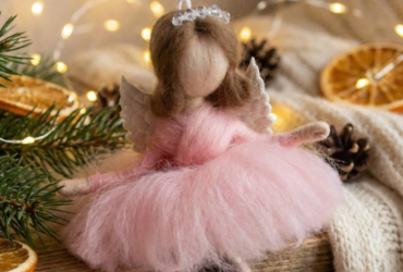 Лялька ангел підвіска з крильцями - ніжний подарунок у техніці валяння для дітей та дорослих дівчат