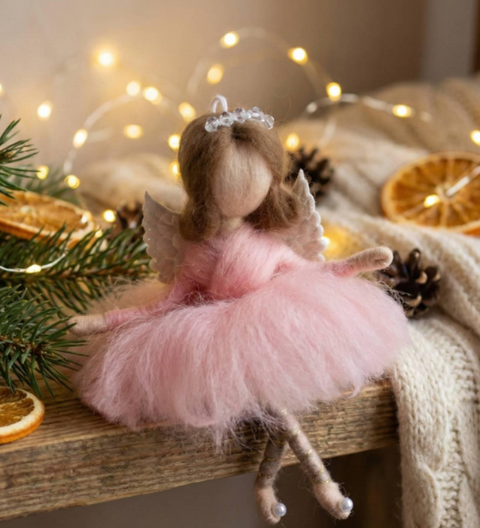 Лялька ангел підвіска з крильцями - ніжний подарунок у техніці валяння для дітей та дорослих дівчат