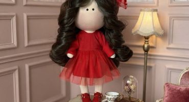 Елегантна текстильна лялька Lady in Red – подарунок, що підкорює серце, прикрашає інтер’єр і зберігає спогади