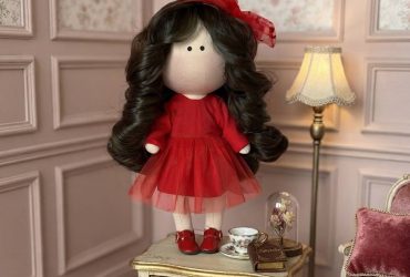 Елегантна текстильна лялька Lady in Red – подарунок, що підкорює серце, прикрашає інтер’єр і зберігає спогади