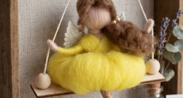 Подарункова лялька-ангелик з вовни мериноса - мініатюра на гойдалці з деревини, жовта сукня, ніжний великодній стиль