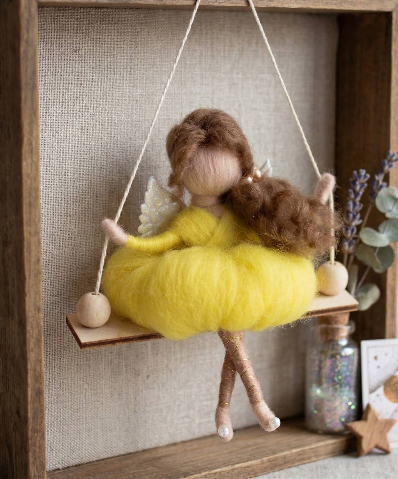 Подарункова лялька-ангелик з вовни мериноса - мініатюра на гойдалці з деревини, жовта сукня, ніжний великодній стиль