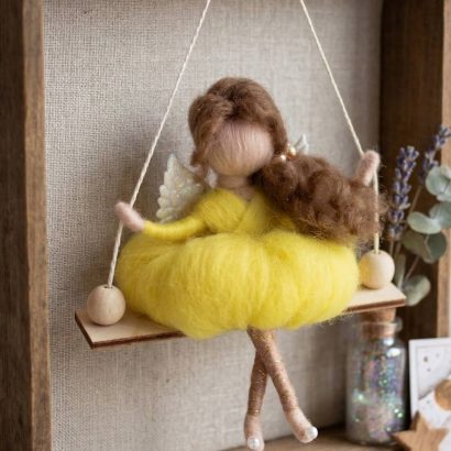 Лялька ангел веснянка у жовтій сукні на гойдалці