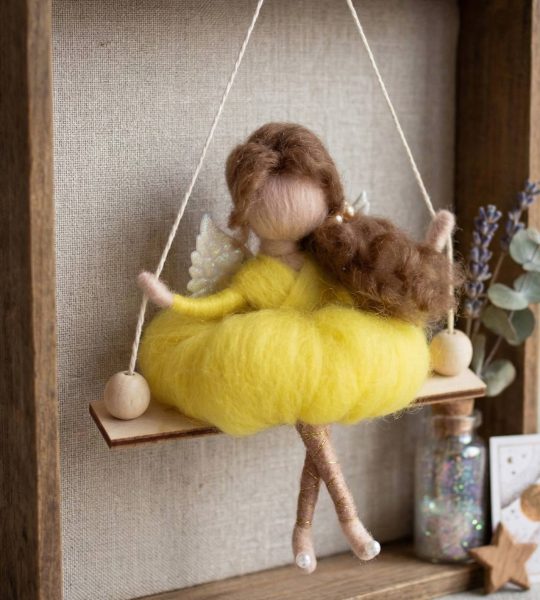 Лялька ангел веснянка у жовтій сукні на гойдалці