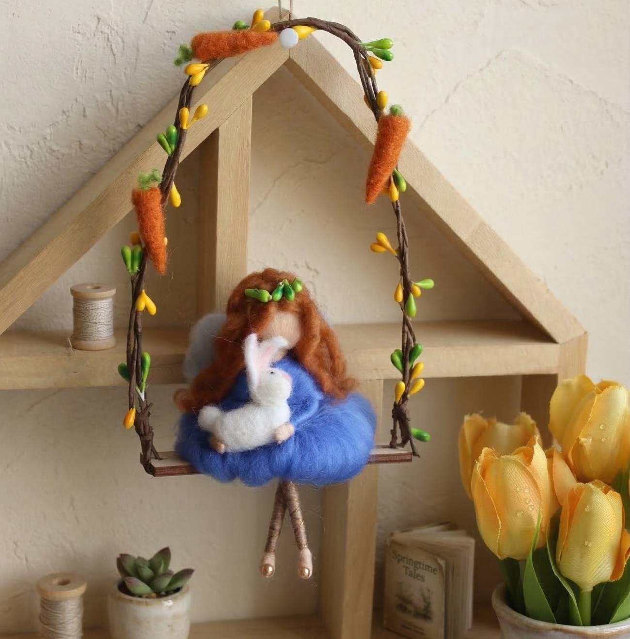 Маленький великодній сюрприз для колег: сувенірна лялька фея на гойдалці з кроликом у руках, що дарує настрій