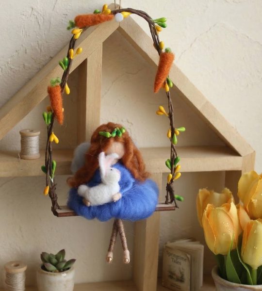 Лялька рудоволося з милим кроликом на гойдалці Великдень