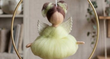 Ангел у вашому домі: чому сувенірна лялька з вовни підвіска у пишній лимонній сукні - це більше, ніж просто декор