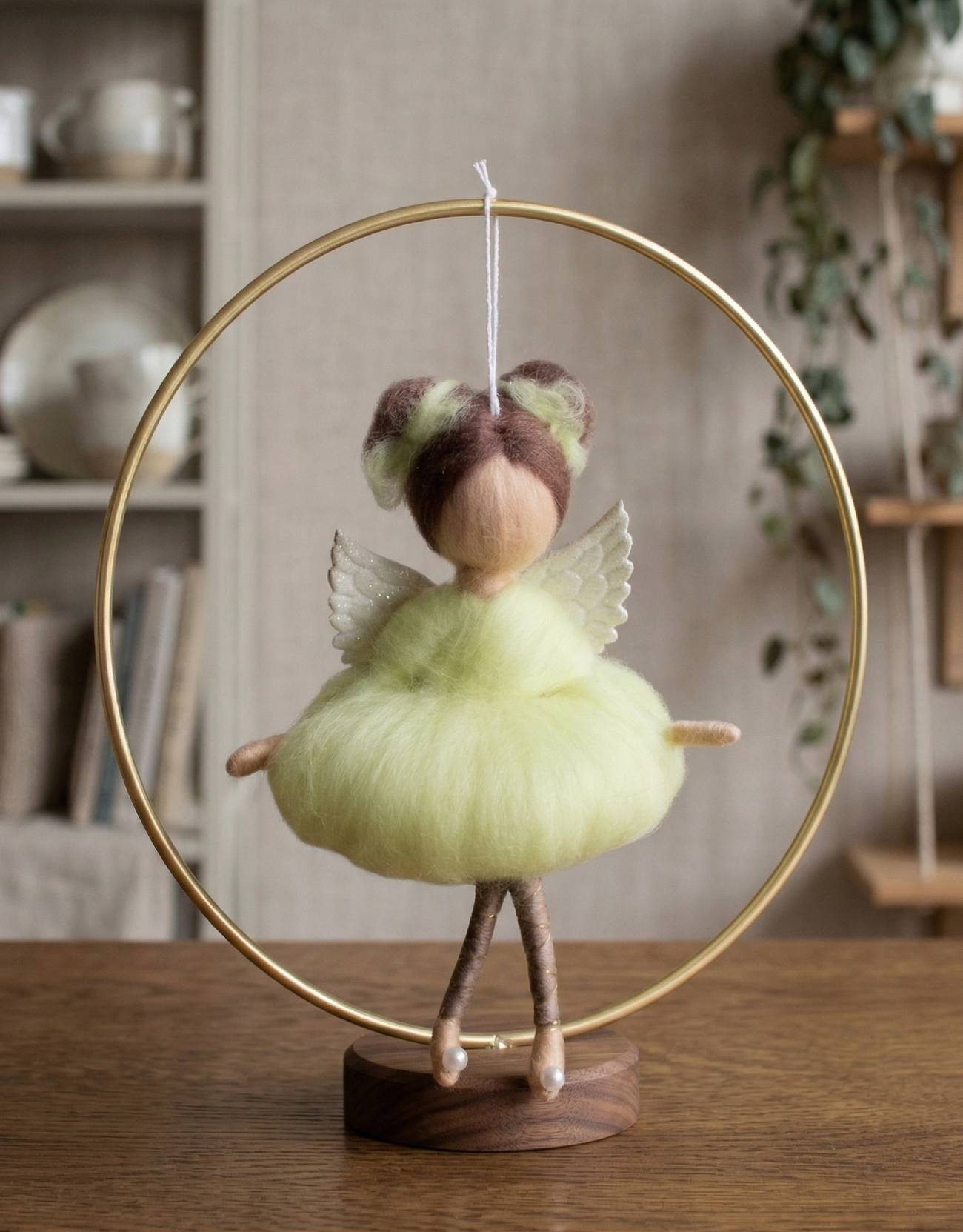 Ангел у вашому домі: чому сувенірна лялька з вовни підвіска у пишній лимонній сукні - це більше, ніж просто декор