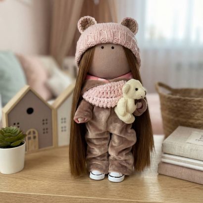 Ігрова лялька текстильна в комбінезоні, шапочці ведмедик