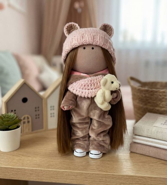 Ігрова лялька текстильна в комбінезоні, шапочці ведмедик