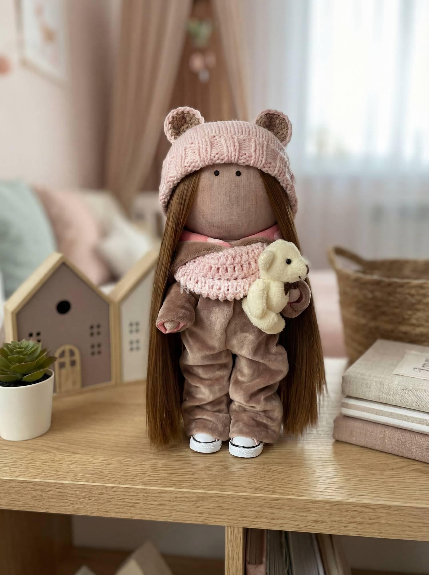 Ігрова лялька текстильна в комбінезоні, шапочці ведмедик Ігрова лялька текстильна в комбінезоні, шапочці ведмедик