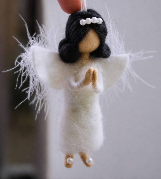 Янгол лялька з чорнявим волоссям на ниточці підвіска