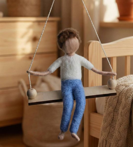 Лялька валентин ангел підвіска з шерсті на качельці сувенір