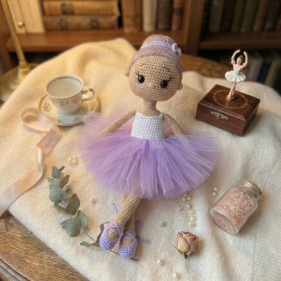 В’язана лялька балеринка в пуантах та фіолетовій пачці