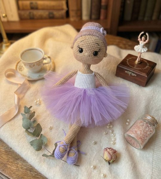 В’язана лялька балеринка в пуантах та фіолетовій пачці