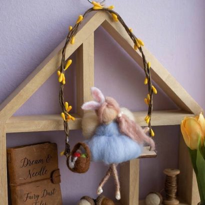 Лялька зая з вушками та корзинкою на гойдалці