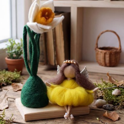 Сувенірна лялька фея з квіткою нарцис на дерев’яній підставці