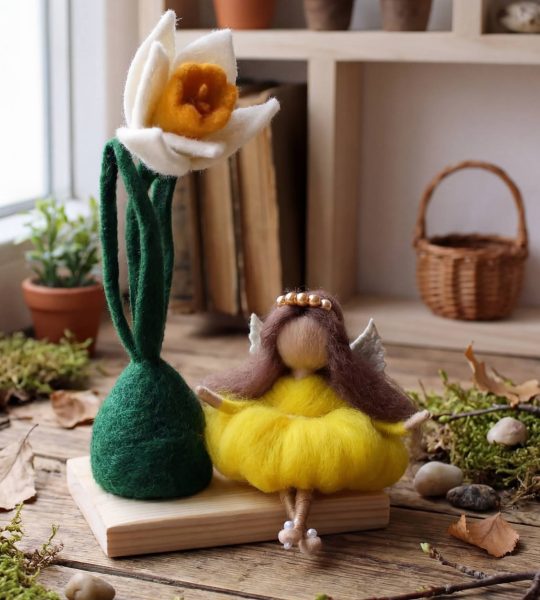 Сувенірна лялька фея з квіткою нарцис на дерев’яній підставці