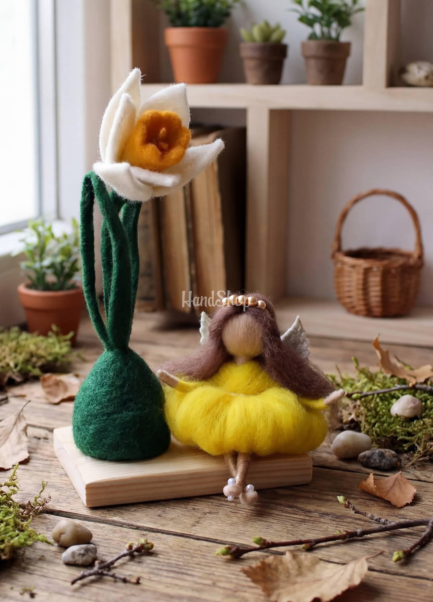 Сувенірна лялька фея з квіткою нарцис на дерев’яній підставці Сувенірна лялька фея з квіткою нарцис на дерев’яній підставці