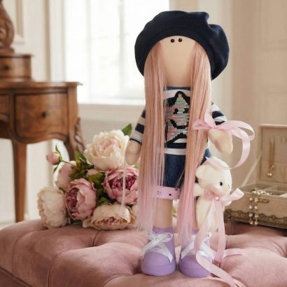 Інтер’єрна лялька ігрова в береті з довгим амбре волоссям