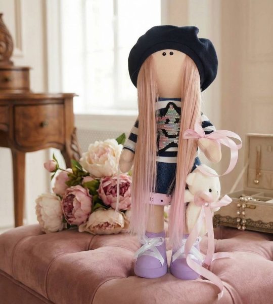 Інтер’єрна лялька ігрова в береті з довгим амбре волоссям