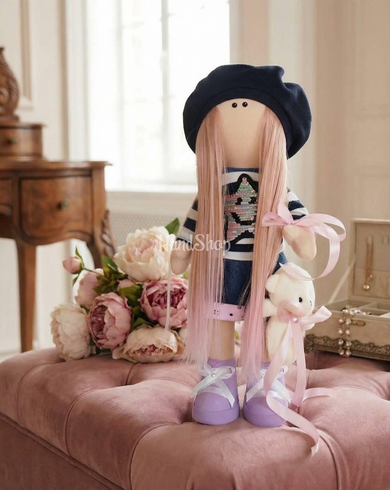 Інтер’єрна лялька ігрова в береті з довгим амбре волоссям Інтер’єрна лялька ігрова в береті з довгим амбре волоссям