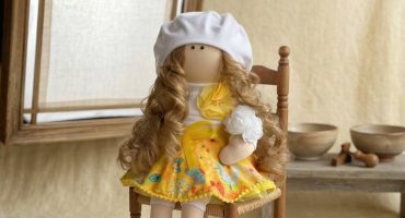 Світло, ніжність і казка - авторська великодня кучерява лялька тільда в береті для особливого подарунка