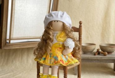 Світло, ніжність і казка - авторська великодня кучерява лялька тільда в береті для особливого подарунка