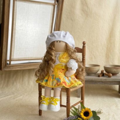 Велика ігрова текстильна лялька кудрява в жовтій сукні