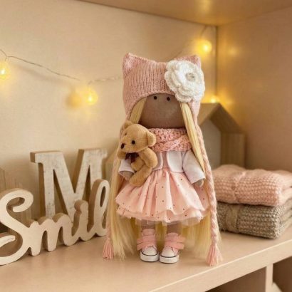 Лялька шапочка котик з довгим волоссям у рожевій сукні