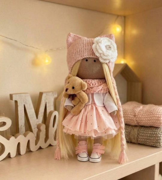 Лялька шапочка котик з довгим волоссям у рожевій сукні