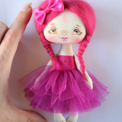Авторская кукла с розовыми волосами и большими глазами
