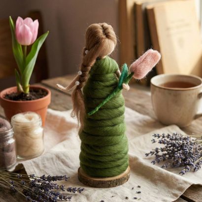 Сувенірна лялька веснянка у сукні квітка тюльпан із шерсті