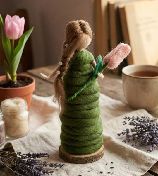 Сувенірна лялька веснянка у сукні квітка тюльпан із шерсті