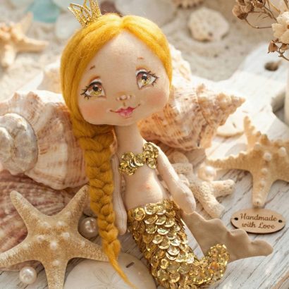 Новорічна сувенірна лялька русалочка з короною 2026