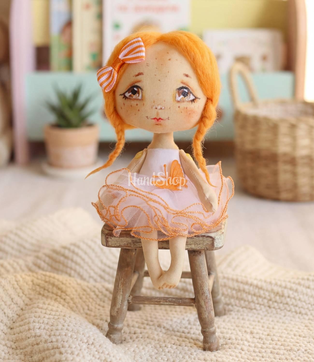 Лялька авторська рудоволоса з двома косичками та бантом Лялька авторська рудоволоса з двома косичками та бантом