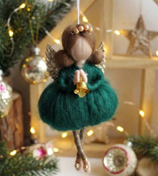 Різдвяна лялечка ангел з вовни підвіска в зеленій сукні 2026