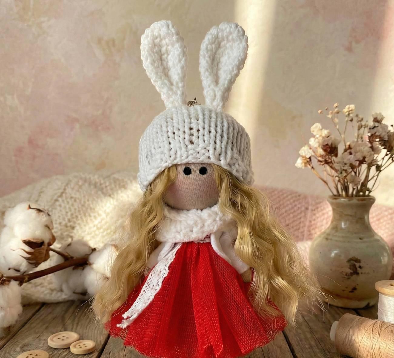 Сувенірна лялька брелок зайка валентинка у пишній сукні Сувенірна лялька брелок зайка валентинка у пишній сукні