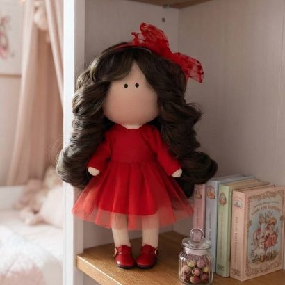 Ігрова кудрява чорнява текстильна лялька Lady in red