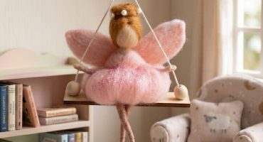 Декоративна міні лялька-підвіска ангел-балерина у рожевій сукні з натуральної шерсті - подарунок з душею