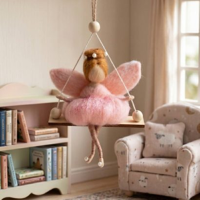 Лялька руда ангел в рожевій сукні на дерев’яній качелі