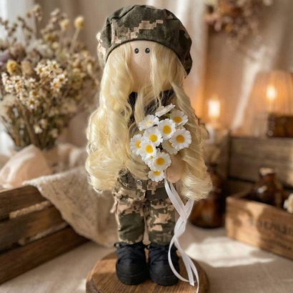 Лялька кудрава білявка захисниця військова українка