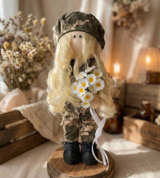 Лялька кудрава білявка захисниця військова українка