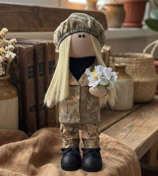 Сувенірна текстильна лялька блондинка захисниця військова