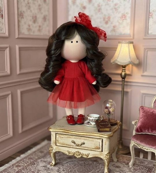 Ігрова текстильна кудрява чорнява сувенірна лялька Lady in red