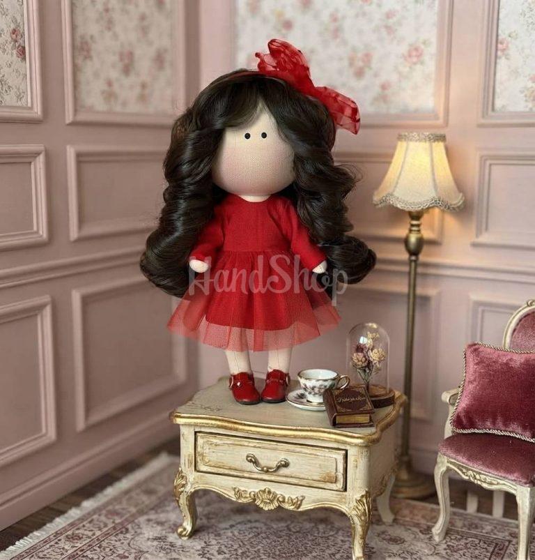 Ігрова текстильна кудрява чорнява сувенірна лялька Lady in red — фото 1