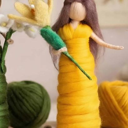 Авторська сувенірна лялька веснянка зі квіткою нарцис