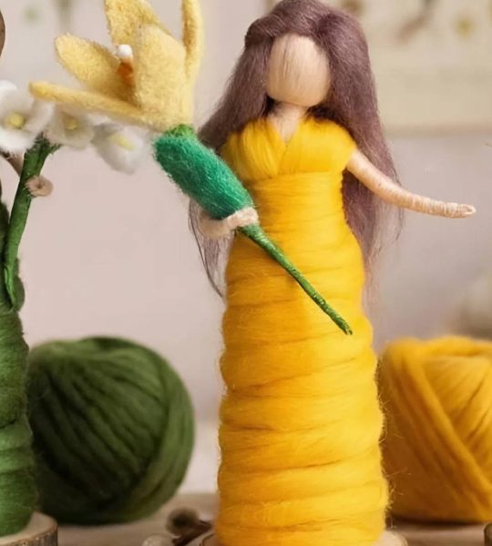 Авторська сувенірна лялька веснянка зі квіткою нарцис